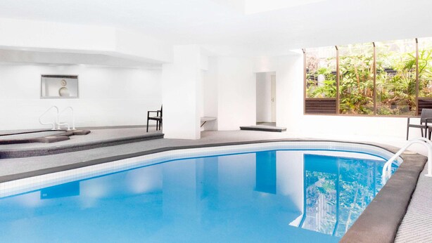 Una piscina con vistas a zonas verdes.