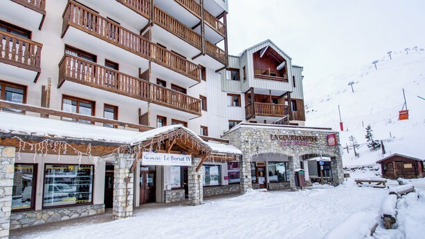 A multi-story hotel with balconies, a stone facade, and a sign for 'Le Borsat IV.' - Résidence Le Borsat IV - Vacanceole (Tignes)