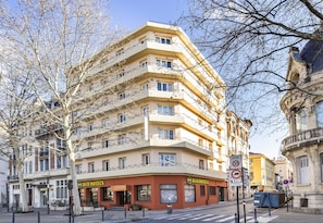 A multi-story hotel with balconies, a 'Zone 30' sign, and a '3 st' sign indicating the number of rooms. - Best Western Plus Hotel Windsor (Perpignan)
