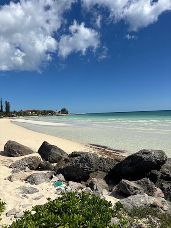 Beach nearby. Waterfront house with dock n 100ft seawall, clean Atlantic waters. All toyes.