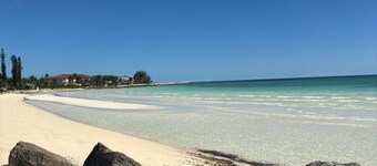 Waterfront house with dock n 100ft seawall, clean Atlantic waters. All toyes.
