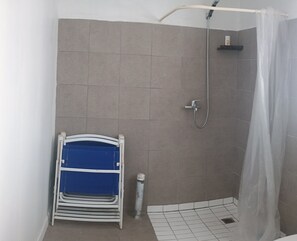 Chuveiro, toalhas de banho, sabonete, shampoo
