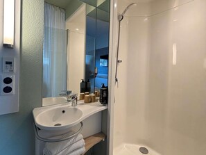 Bathroom - Ibis Budget Le Treport Mers Les Bains (Mers-les-Bains)
