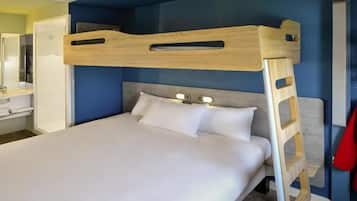 Uma cama beliche com escada de madeira, mesa de cabeceira e um espelho.