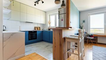 Fridge, oven, stovetop, dishwasher
