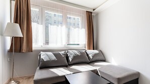 Una sala de estar moderna con un sofá, una mesa de centro y una lámpara de pie.