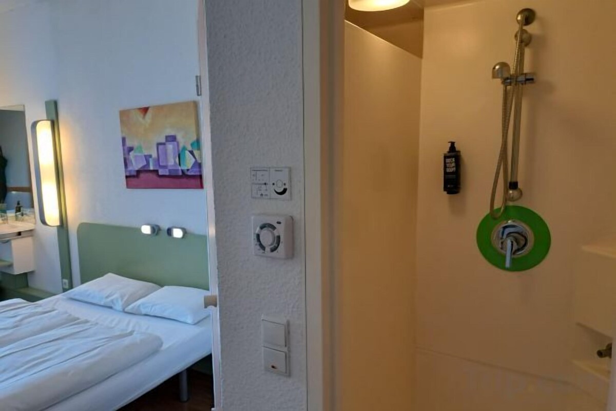 Standard+ 1 Standard Room With One Double Bed And One Single Bed