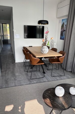 Dining - Maasterp - woonboot 14 by Interhome (Ohe en Laak)