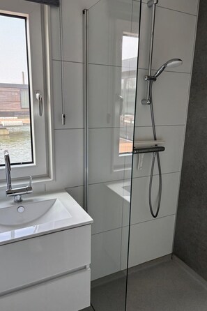 Bathroom - Maasterp - woonboot 14 by Interhome (Ohe en Laak)