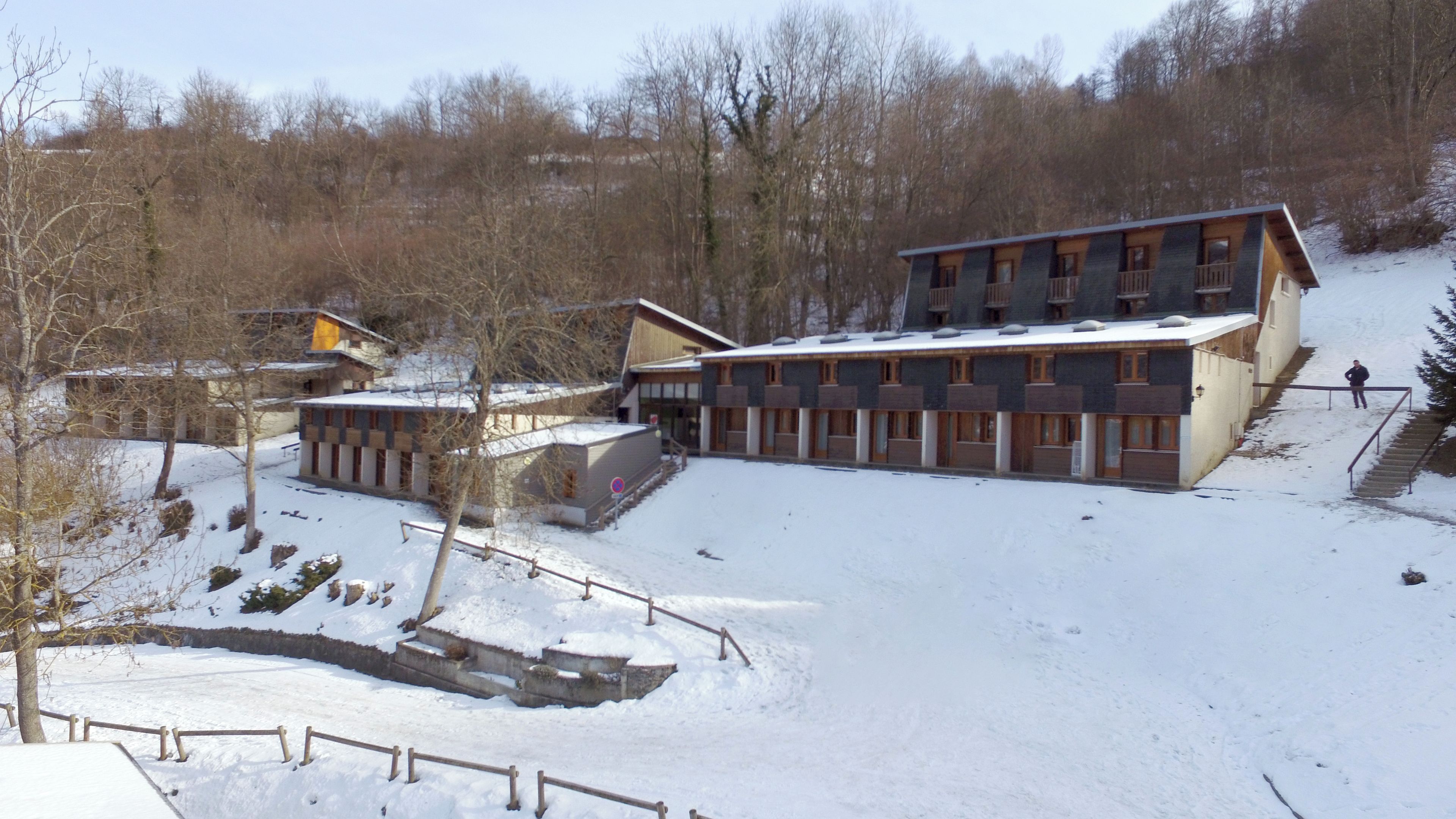 Ein Gebäude mit mehreren Zimmern, einer Treppe und einer verschneiten Landschaft.