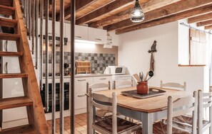 Fridge, microwave, oven, stovetop - Gorgeous home in Sevremont with WiFi (Sevremont)
