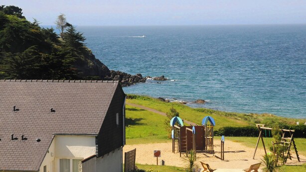 A coastal property with a view of the sea, a sandy beach, and a playground. - Vvf Villages Saint-cast-le-guildo (Saint-Cast-le-Guildo)