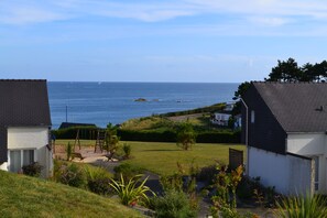 A coastal residential area with houses, a grassy lawn, and a view of the sea. - Vvf Villages Saint-cast-le-guildo (Saint-Cast-le-Guildo)
