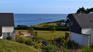 A coastal residential area with houses, a grassy lawn, and a view of the sea. - Vvf Villages Saint-cast-le-guildo (Saint-Cast-le-Guildo)