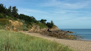 A beach with rocky cliffs and a clear sky. - Vvf Villages Saint-cast-le-guildo (Saint-Cast-le-Guildo)