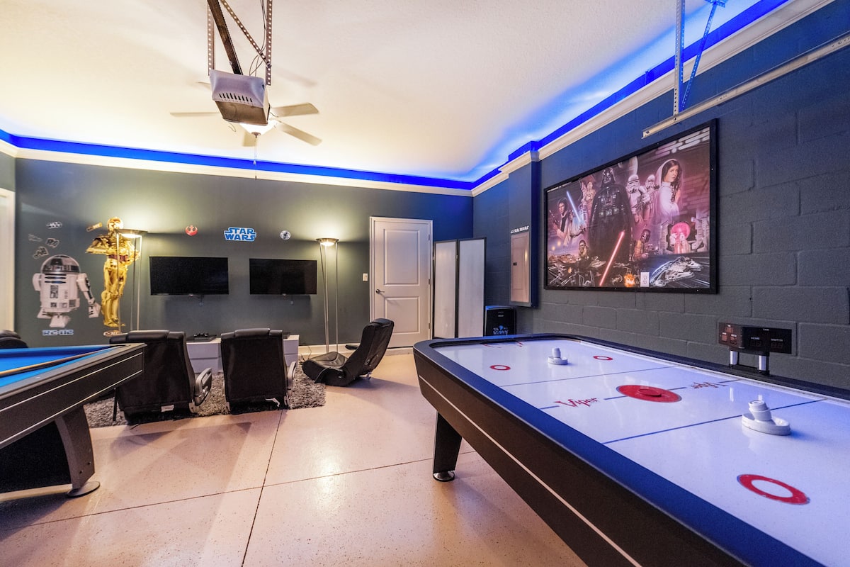 Ein Raum mit Poolbillardtisch, Shuffleboard und Star-Wars-Dekoration.