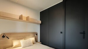 Una camera da letto con un letto, un comodino e un armadio.