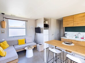 Ein stilvolles Wohnzimmer mit einer Couch, einem Couchtisch und Barhocker.