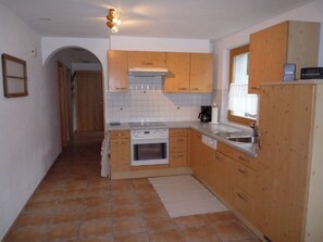 Kühlschrank, Ofen, Geschirrspüler, Kochgeschirr/Geschirr/Besteck