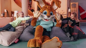Ein großes, weiches Stofftier in einem Kinderspielbereich.