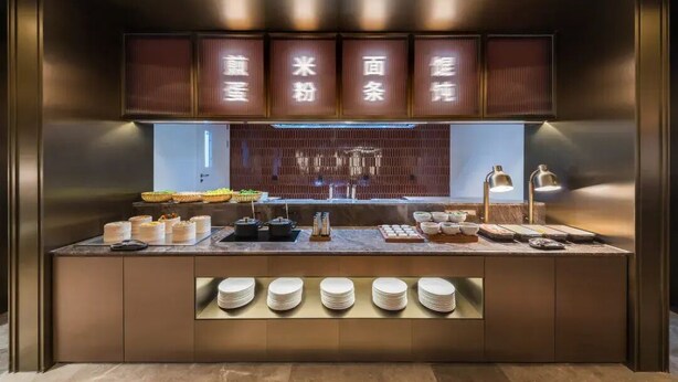 Una cocina moderna con una disposición tipo buffet, que incluye platos, tazones y alimentos.