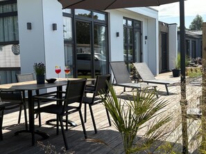 Outdoor dining - Vakantiepark de Zeeuwse Parel - De Witte Parel by Interhome (Scherpenisse)