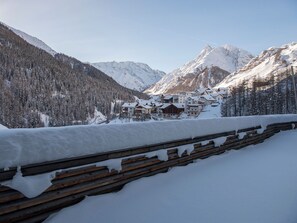 A snow-covered mountain village with wooden buildings and a clear sky. - Das Felaria, (Samnaun-Laret) by Interhome (Samnaun)