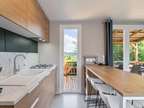 Fridge, microwave, cookware/dishes/utensils - Camping Papillon Bouillon - Vakantiehuis ChaliBou by Interhome (Bouillon)