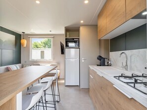 Fridge, microwave, cookware/dishes/utensils - Camping Papillon Bouillon - Vakantiehuis ChaliBou by Interhome (Bouillon)