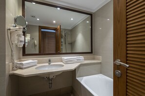 Un baño con lavabo, espejo y ducha.