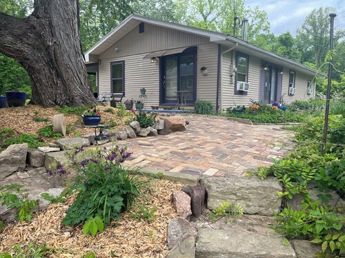 Charming 4-bedroom country home; AC and full kitchen between Pomeroy & Athens