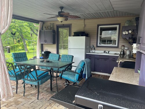 Charming 4-bedroom country home; AC and full kitchen between Pomeroy & Athens
