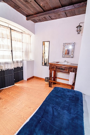 1 bedroom, WiFi, bed sheets - Rustic Room in Casona San Miguel Historic Center of Patzcuaro (Pátzcuaro)