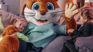 A large character mascot seated on a couch with a child and an adult. - Rbr 813 - Beach Resort Kamperland by Interhome (Kamperland)