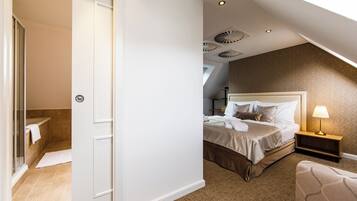 Un dormitorio con cama, mesita de noche y ventana.