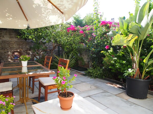 Terrace/patio - Alacati Kostem Hotel (Çeşme)