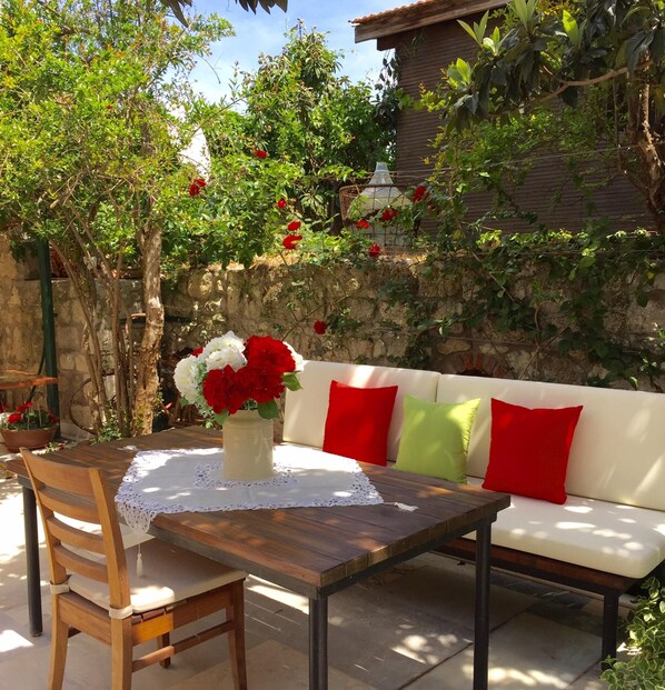 Terrace/patio - Alacati Kostem Hotel (Çeşme)