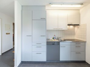 Kühlschrank, Ofen, Geschirrspüler, Kochgeschirr/Geschirr/Besteck