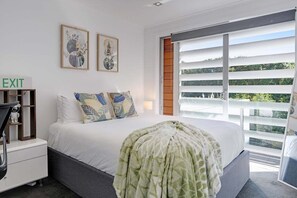 2 bedrooms, iron/ironing board, WiFi, bed sheets - Comfortable city fringe Apt Near Basque Park (Eden Terrace)