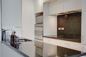 Fridge, microwave, oven, stovetop - Comfortable city fringe Apt Near Basque Park (Eden Terrace)