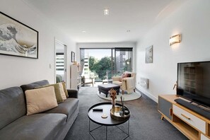 TV - Comfortable city fringe Apt Near Basque Park (Eden Terrace)