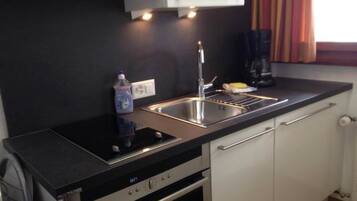 Kühlschrank, Ofen, Kochgeschirr/Geschirr/Besteck