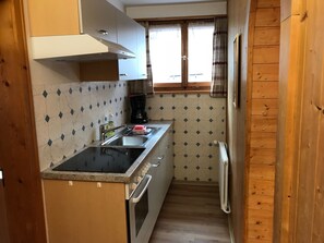 Kühlschrank, Ofen, Kochgeschirr/Geschirr/Besteck