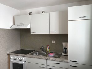 Kühlschrank, Ofen, Kochgeschirr/Geschirr/Besteck