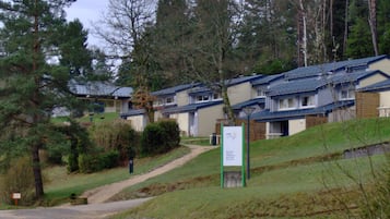 Eine Reihe zweistöckiger Gebäude, auf denen ein Schild mit der Aufschrift VVIP Village zu sehen ist.