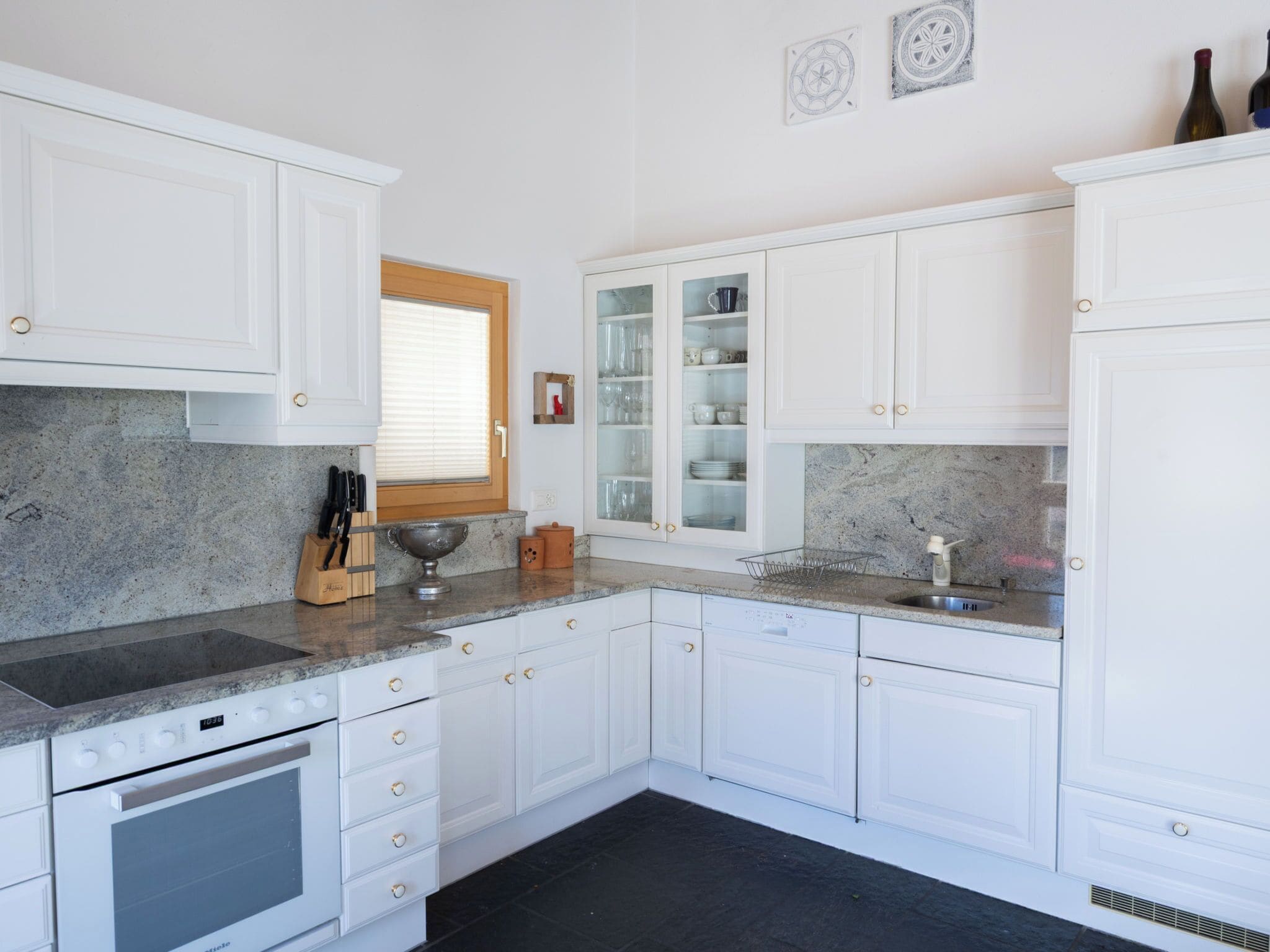 Fridge, oven, dishwasher, cookware/dishes/utensils