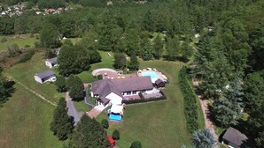 A residential property with a swimming pool, a covered patio, and a well-maintained lawn. - Vvf Villages Champs Sur Tarentaine (Champs-sur-Tarentaine-Marchal)