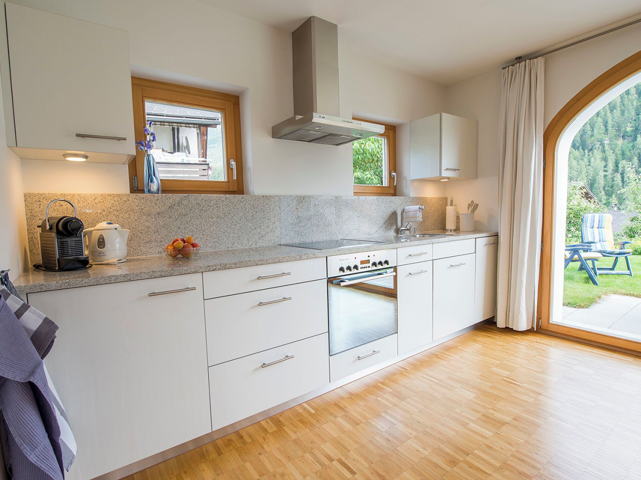 Fridge, oven, dishwasher, cookware/dishes/utensils