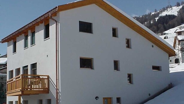Un bâtiment à deux étages doté d’un balcon, d’une porte et de fenêtres.