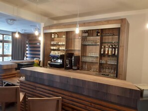 Bar (trong khuôn viên)